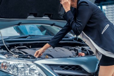 Araba arızası olan kadın tamirat servisini arıyor..