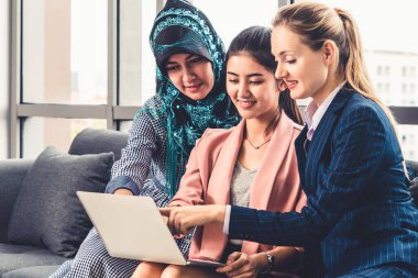 Çok kültürlü çalışma grubu ekip çalışması.