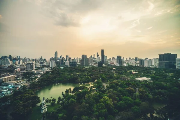 Bela paisagem urbana do pôr-do-sol e edifícios altos no centro da cidade de metrópole — Fotografia de Stock