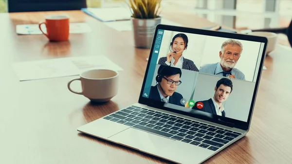 Встреча деловых людей по видеосвязи на виртуальном рабочем месте или в удаленном офисе — стоковое фото