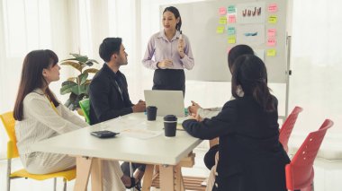 Yetenekli iş kadını takım liderinin iş projesi sunumu