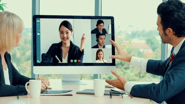 Grupo de chamadas de vídeo reunião de empresários em local de trabalho virtual ou escritório remoto — Fotografia de Stock