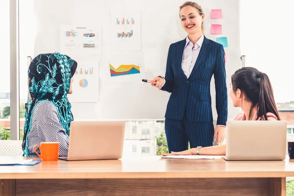 Grupo de trabajo multicultural en la reunión de trabajo en equipo. —  Fotos de Stock