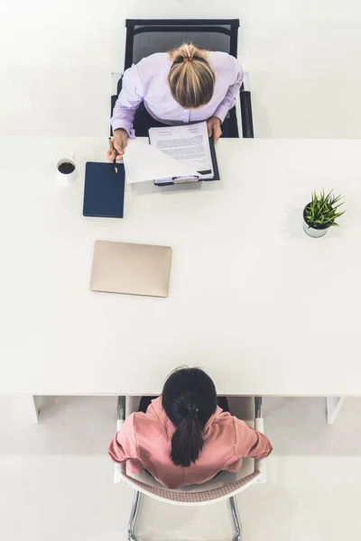 Twee jonge zakenvrouwen ontmoeten elkaar voor interview. — Stockfoto