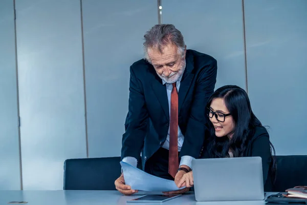 Gerente ejecutivo senior y joven empresaria. —  Fotos de Stock