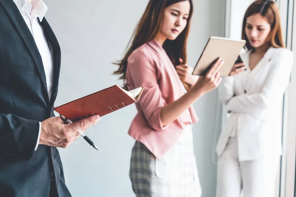 Empresarios y empresarias que trabajan en el cargo. — Foto de Stock