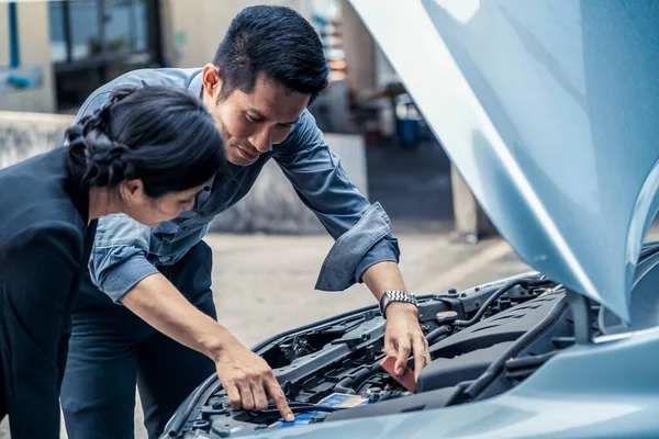 Uomo aiuto donna risolvere il problema auto. — Foto Stock