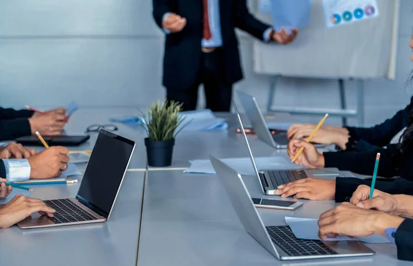 Senior leider spreker spreekt tot mensen publiek. — Stockfoto