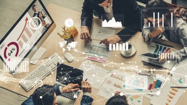 Şirket personeli toplantısındaki iş adamlarının yaratıcı görüntüsü