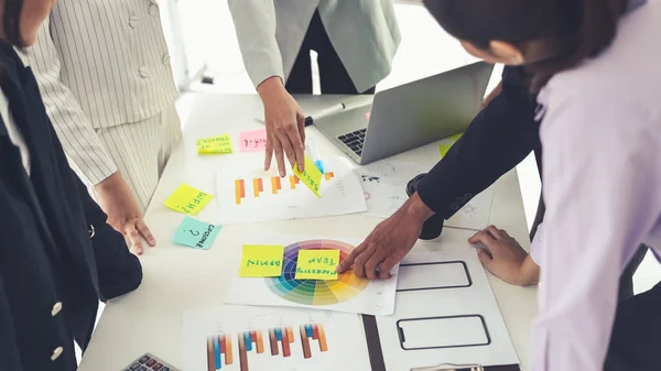 Empresarios discuten hábilmente el proyecto de trabajo en la mesa de reuniones — Foto de Stock