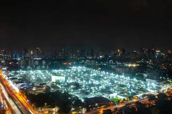 Vista panorâmica da paisagem urbana e canteiro de obras em metrópole — Fotografia de Stock