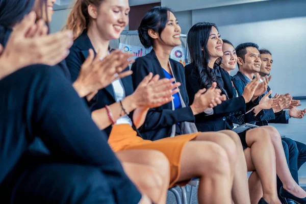 Zakenmensen en zakenvrouwen vieren succes. — Stockfoto