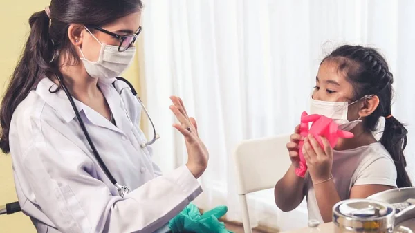 Niña de la escuela visita al hábil médico en el hospital para vacunarse — Foto de Stock