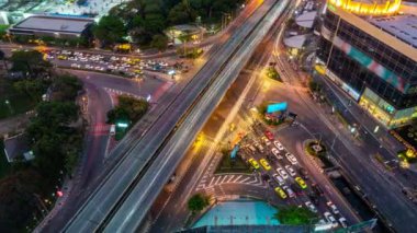 Metropolis şehir merkezinde gece vakti yoğun karayolu kavşağında zaman aşımı