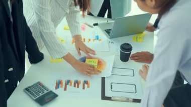 İş adamları iş projesini toplantı masasında yeterince tartıştılar