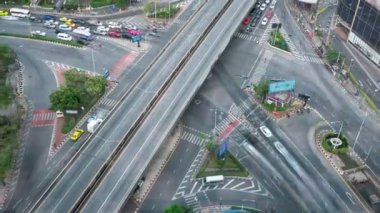 Metropolis şehir merkezinde yoğun karayolu kavşağında zaman aşımı