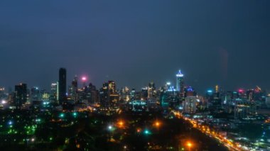 Metropolis şehir merkezindeki hızlandırılmış gece manzarası ve yüksek binalar