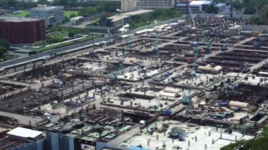Metropolis 'te ağır inşaat makineleri olan büyük bir şantiye.