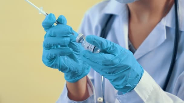 Vakkundige arts bereidt het vaccin vakkundig voor injectie voor — Stockvideo