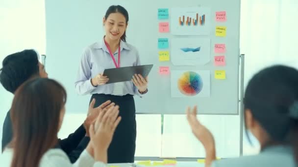 Geschäftsfrau stellt Arbeitsprojekt kompetent vor und wird vom Team gefeiert — Stockvideo