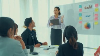 İş kadını, iş projesinde yeterlilikle yer alırsa ekipten kutlamalar aldı