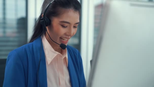Podnikatelka ve sluchátkách aktivně pracuje v kanceláři — Stock video