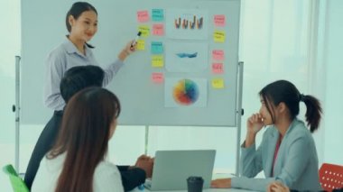 Yetenekli iş kadını takım liderinin iş projesi sunumu