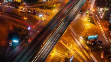 Metropolis şehir merkezinde gece vakti yoğun karayolu kavşağında zaman aşımı