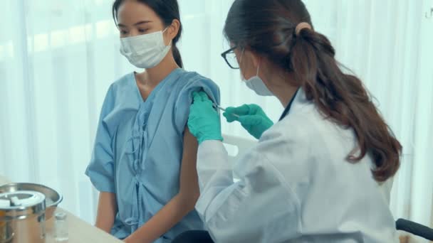 Une jeune femme consulte un médecin habile à l'hôpital pour se faire vacciner — Video