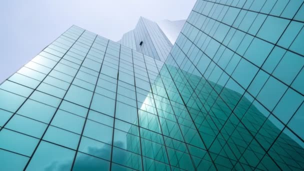 Time lapse of modern high-rise office building looking up from ground — Vídeo de stock