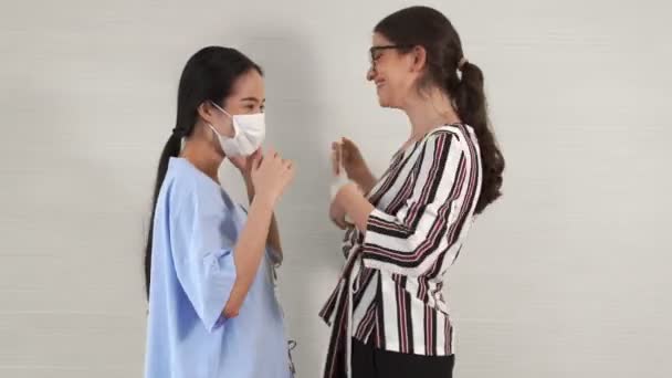 Gelukkige vrienden doen gezichtsmasker af en knuffelen elkaar dicht bij elkaar — Stockvideo