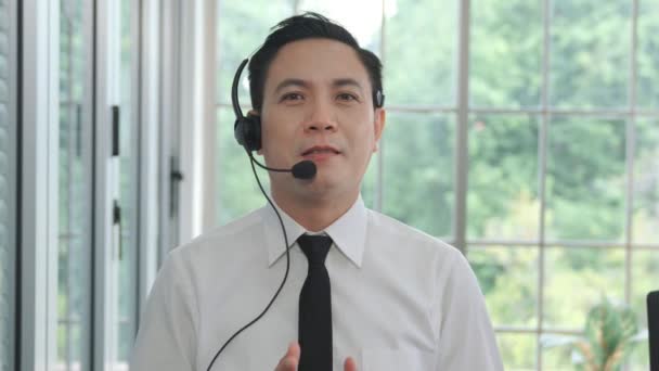 Videollamada vista de cámara de hombre de negocios habla activamente en videoconferencia — Vídeos de Stock