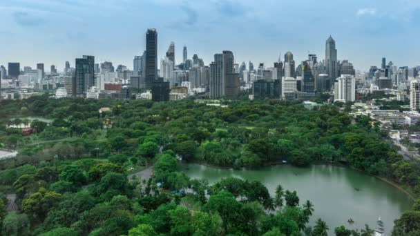 Zeitraffer öffentlicher Park und Hochhäuser Stadtbild in der Metropole — Stockvideo