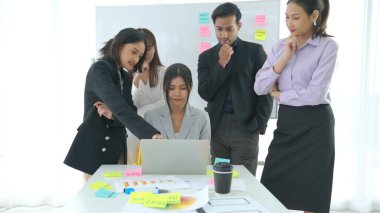 İş adamları iş projesini bilgisayarda yeterince tartıştılar