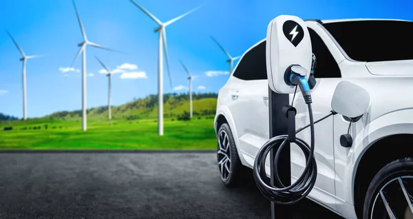 EV estación de carga para coche eléctrico en concepto de energía sostenible verde — Foto de Stock