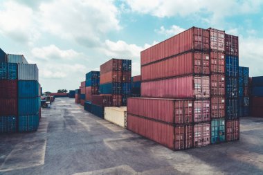 Denizaşırı nakliye için ağır makineli kargo konteynırı. .