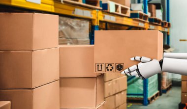 Yenilikçi endüstri robotu insan işçiler için depoda çalışıyor.