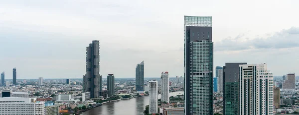 Paysage urbain et immeubles de grande hauteur dans le centre-ville de la métropole — Photo