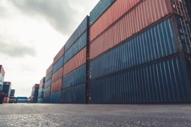 Denizaşırı nakliye için ağır makineli kargo konteynırı. .