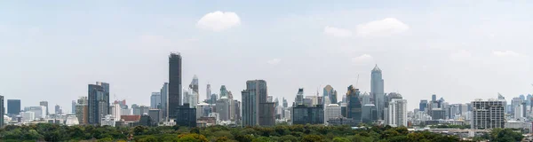 Cityscape e edifícios altos no centro da cidade de metrópole — Fotografia de Stock
