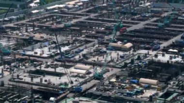 Metropolis 'te ağır inşaat makineleri olan büyük bir şantiye.