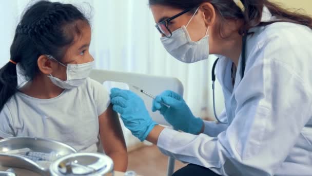 Skolflicka besök skicklig läkare på sjukhus för vaccination — Stockvideo