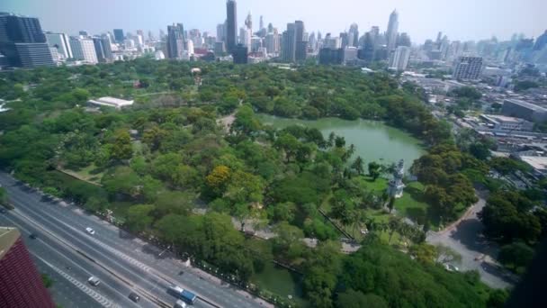 Park publiczny i wieżowce miejskie w centrum metropolii — Wideo stockowe