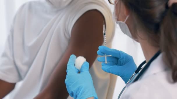 Giovane uomo visita abile medico in ospedale per la vaccinazione — Video Stock