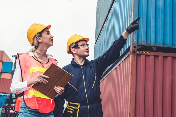 Industriarbetare arbetar med medarbetare på ett varv för containrar utomlands — Stockfoto