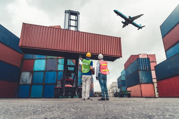 Průmyslový pracovník spolupracuje se spolupracovníkem v zámořském kontejnerovém přístavu — Stock fotografie
