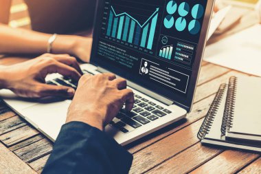 Yaratıcı bilgisayar yazılımı ile teknolojiyi analiz eden iş görsel verileri