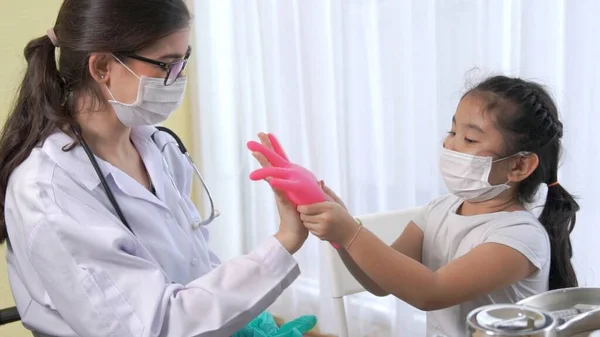 School girl visits skillful doctor at hospital for vaccination — Stock Photo, Image