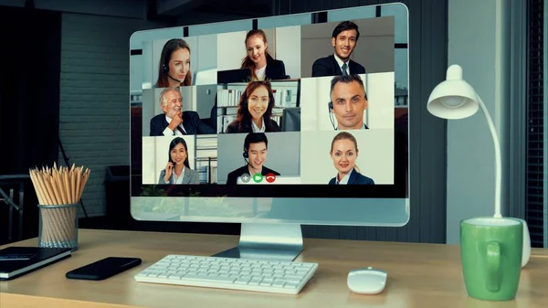 Videollamada reunión de gente de negocios en el lugar de trabajo virtual u oficina remota —  Fotos de Stock