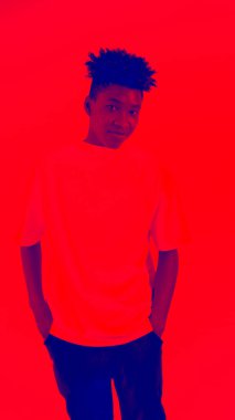 Duotone ya da yarım ton. Stüdyodaki Afrikalı Amerikalı genç adamın portresi.